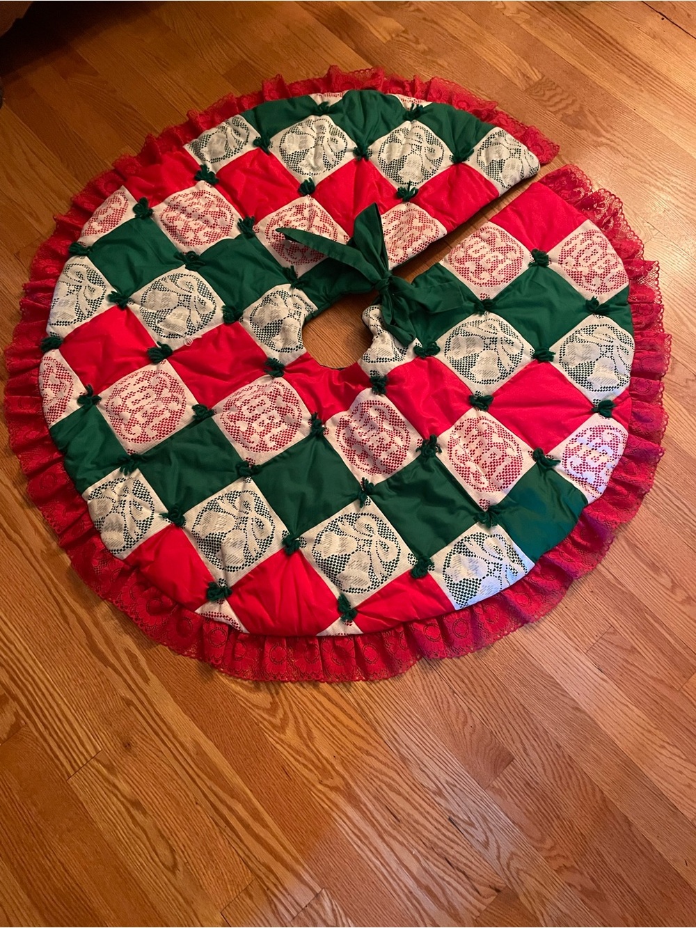 Vintage Handmade Quilted Christmas Tree Skirt approx 40” diameter